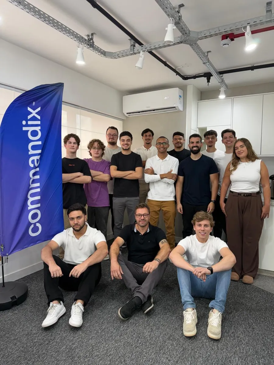 Time da Commandix no escritório em Curitiba